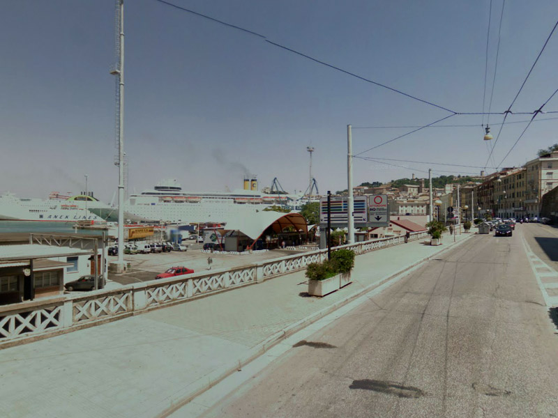 La zona imbarchi del porto di Ancona