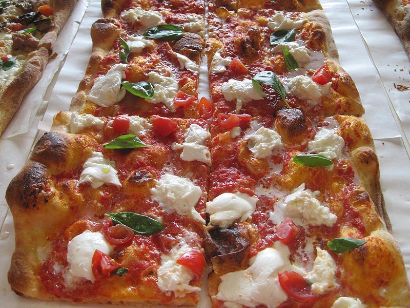 Pizza al metro della Pizzeria Zero Zero di Senigallia