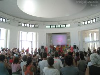 Il pubblico presente alla Rotonda per la diretta radio di Caterpilla Am da Senigallia