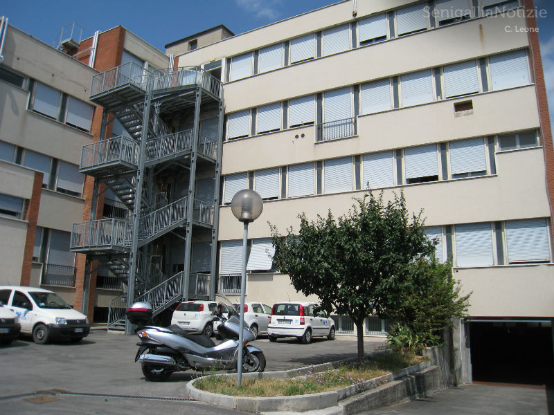 Il poliambulatorio di via Campo Boario a Senigallia. In basso a destra l'ingresso ai garage a all'ascensore