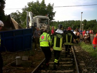 Lo schianto tra il treno e il tir avvenuto a Brescia