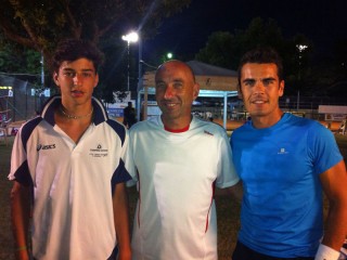 Marco Pettinari con i tennisti del torneo Pettinari
