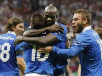 Italia: Balotelli Cassano Montolivo e De Rossi dopo uno dei gol alla Germania (ANSA)