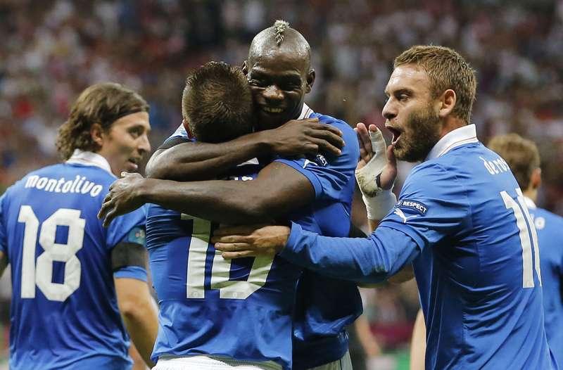 Italia: Balotelli Cassano Montolivo e De Rossi dopo uno dei gol alla Germania (ANSA)