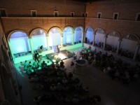 Il chiostro del Museo "Anselmi" di Senigallia pieno di persone
