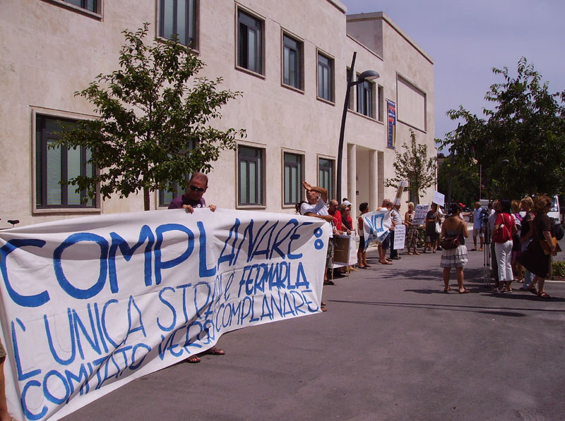 Protesta del Comitato Versus Complanare davanti agli uffici comunali di Senigallia