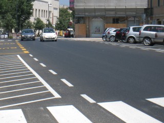 I parcheggi per auto e motorini lungo viale Leopardi, a Senigallia