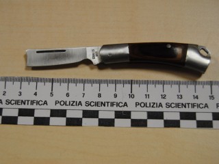 Il coltello usato per la rapina e sequestrato dalla Polizia di Senigallia