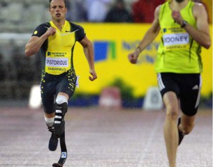 Pistorius mentre corre al fianco di un altro atleta