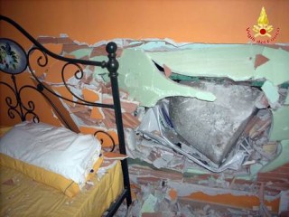 Il dissuasore che ha sfondato garage e muro della camera