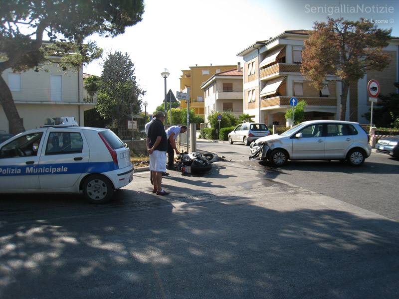 Incidente a Senigallia, all'incrocio tra viale dei Pini e via Mercantini