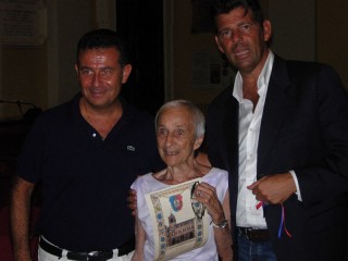 Maria Di Rosa, tra il vice sindaco Memè e il sindaco Mangialardi, premiata con una pergamena