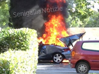 L'auto quando era ancora in fiamme - foto da una lettrice