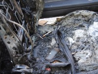 La sigaretta sul sedile dell'auto esplosa