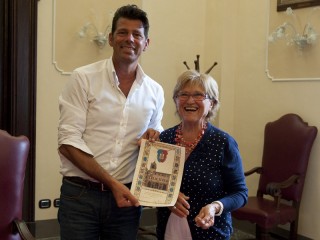Il Sindaco di Senigallia Maurizio Mangialardi consegna una pergamena ricordo alla signora Giuliana Bezzi Balducci di Brescia