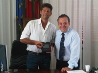 Maurizio Mangialardi, con Enrico Giacomelli, mentre prova la firma grafometrica
