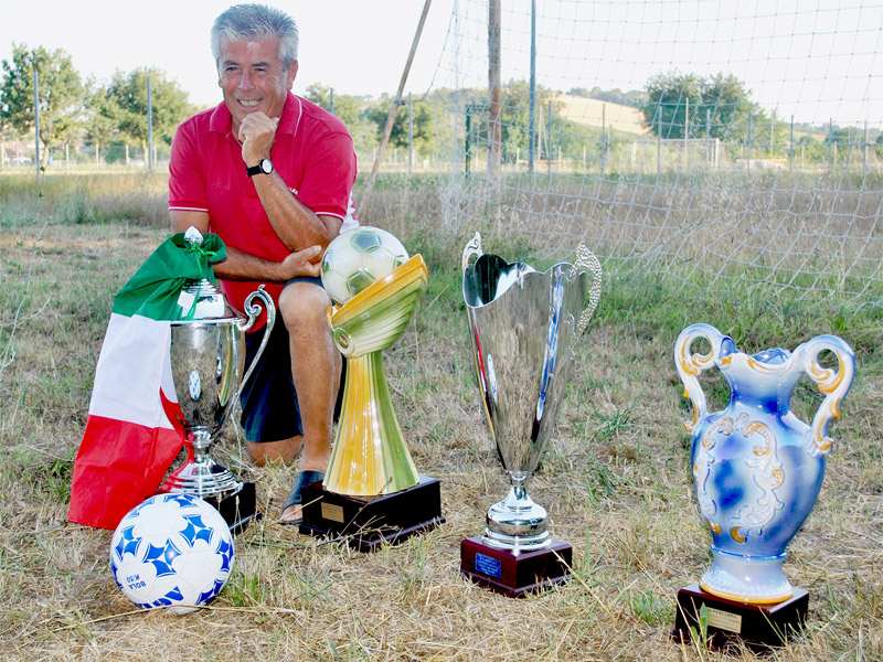 Lanfranco Rossetti posa con i trofei conquistati dal Real Vallone