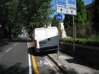 Un furgone rimasto in sosta per ore sulla pista ciclabile di via Mercantini