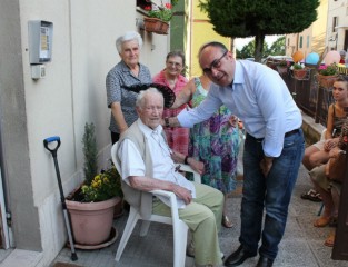 Antonio Cervasi (100 anni) con il Sindaco massimo Bello nel giorno del suo compleanno