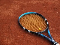 Racchetta da tennis su terra rossa