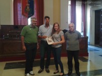 Premio a Bettina Durazzi, ricevuta da assessore, Sindaco e capo di gabinetto