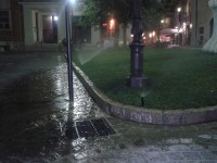 Gli innaffiatori automatici in piazza Saffi a Senigallia