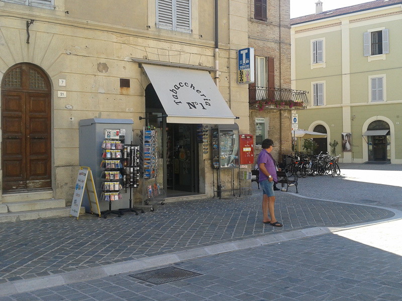 La tabaccheria n1 in piazza Saffi a Senigallia