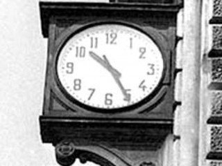 L'orologio della stazione ferroviaria di Bologna, simbolicamente lasciato fermo alle 10.25