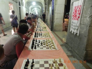 La simultanea di scacchi lungo i Portici Ercolani di Senigallia