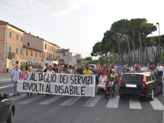 Protesta a Senigallia delle famiglie dei disabili contro i tagli ai servizi assistenziali