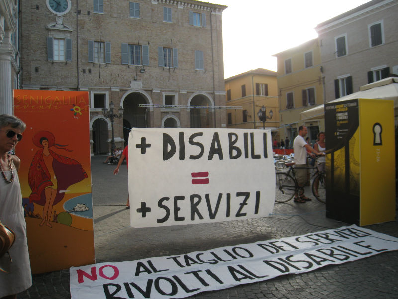 Protesta famiglie con disabili a Senigallia