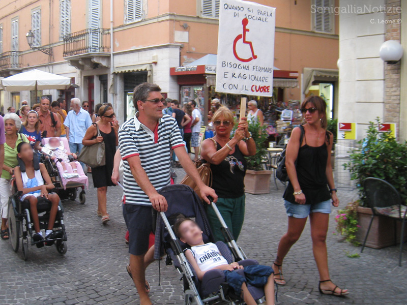 Manifestazione delle famiglie dei disabili lungo corso II Giugno a Senigallia