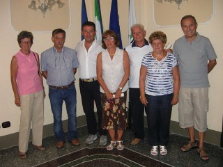 Memè consegna la pergamena di turista fedele a due coppie di coniugi