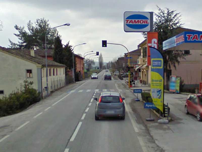 L'incrocio regolato dal semaforo sulla s.p. 360, a Pongelli di Ostra Vetere