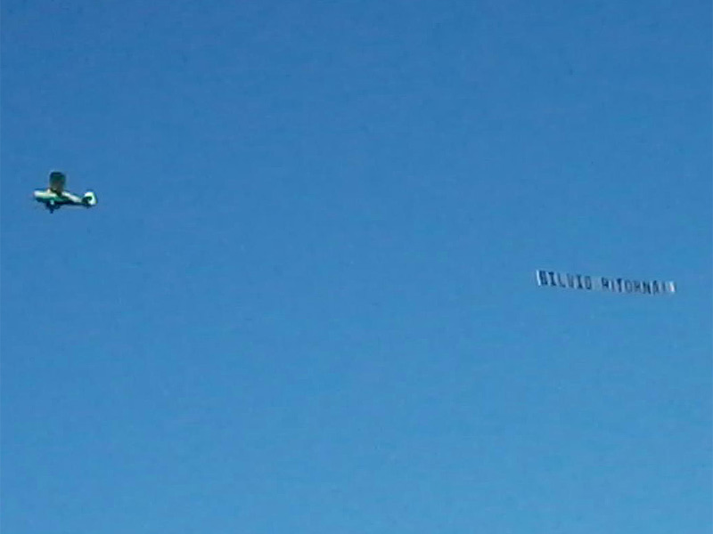 Striscione Silvio Berlusconi ritorna sul cielo di Senigallia