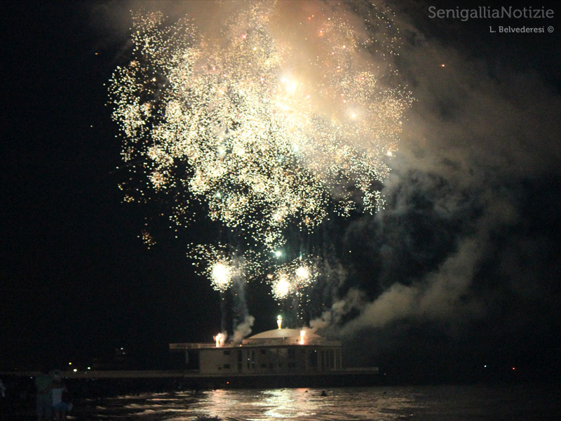 I fuochi d'artificio del 21 agosto 2012 sparati dalla Rotonda a mare di Senigallia. Foto di Laura Belvederesi