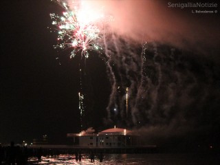 Fuochi d'artificio di martedì 21 agosto dalla Rotonda di Senigallia. Foto diLaura Belvederesi