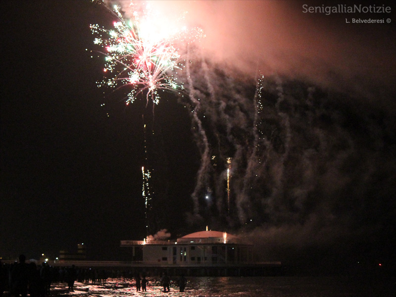 Fuochi d'artificio di martedì 21 agosto dalla Rotonda di Senigallia. Foto diLaura Belvederesi