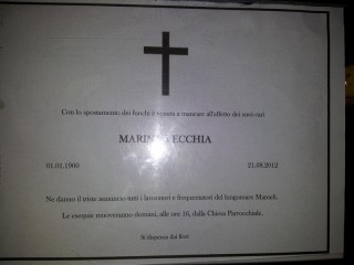 Cartello funebre ironico per lo spostamento dei fuochi dal porto alla rotonda