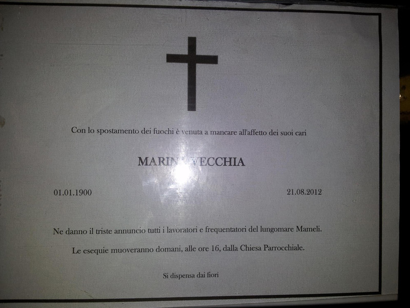 Cartello funebre ironico per lo spostamento dei fuochi dal porto alla rotonda