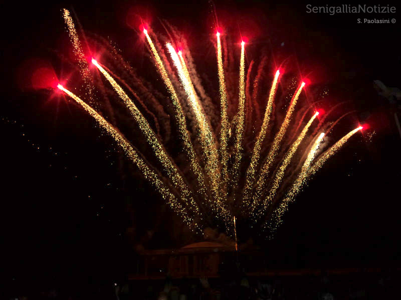 Fuochi d'artificio di fine estate dalla Rotonda di Senigallia. Foto di Simone Paolasini