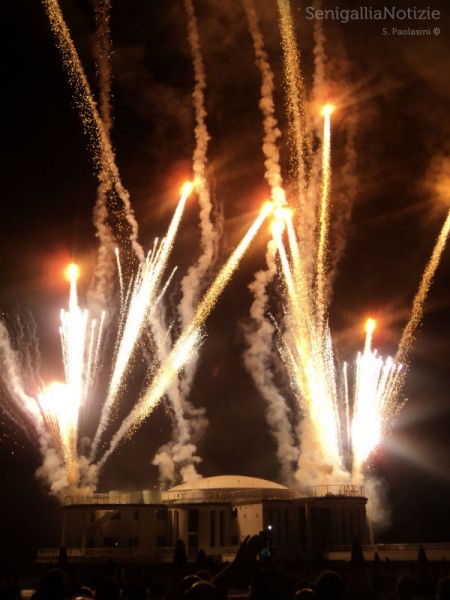 I fuochi d'artificio del 21 agosto 2012 sparati dalla Rotonda a mare di Senigallia. Foto di Simone Paolasini