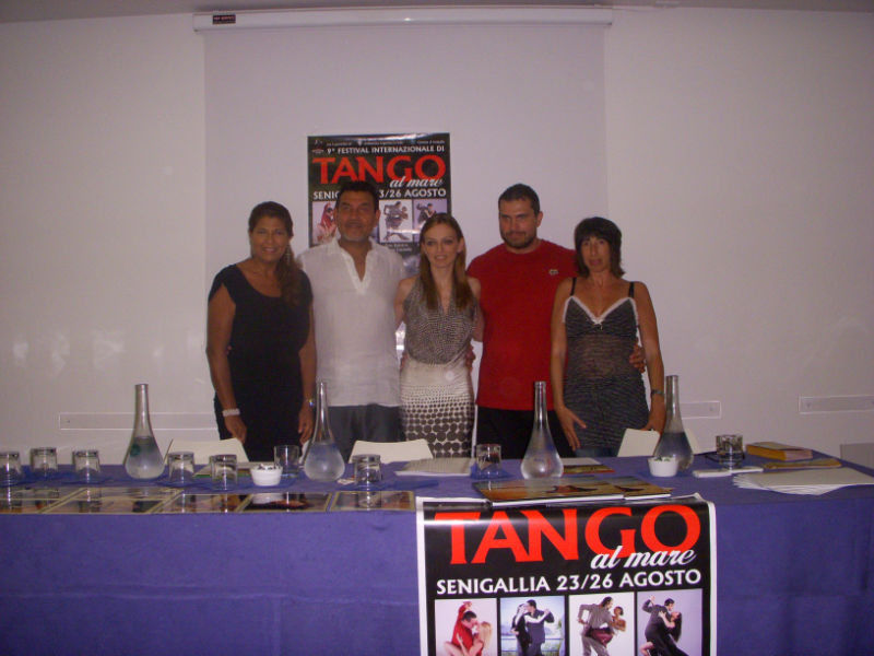 Gli organizzatori del Festival: Hector Orzuza (secondo da sinistra) e al centro Stefania Marcucci