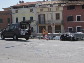 L'incidente in via Sanzio a Senigallia tra un'auto e uno scooter