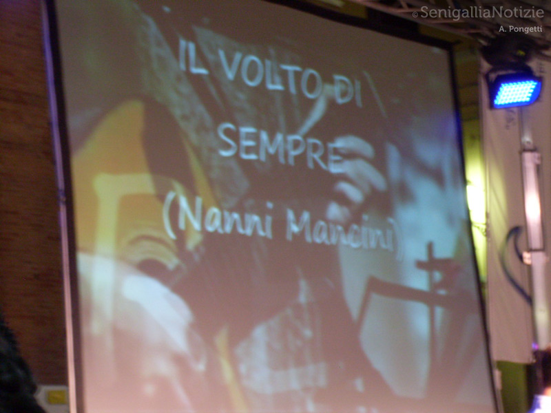 I Musaico sul palco e sullo sfondo un video che ricorda Nanni Mancini