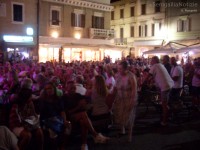Il folto pubblico di Piazza Roma per i Musaico