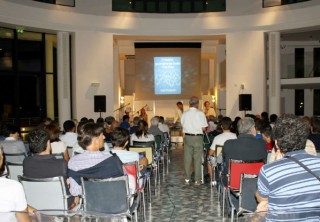 Il pubblico intervenuto alla presentazione del libro di Enzo Pettinelli alla Rotonda a Mare di Senigallia