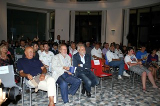 Il pubblico intervenuto alla presentazione di un libro di Enzo Pettinelli alla Rotonda a Mare di Senigallia