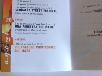 Uno degli opuscoli sugli eventi estivi del Comune di Senigallia. I fuochi del 21 agosto erano previsti al molo di levante