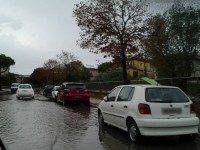 Strada allagata a Senigallia per la pioggia caduta nelle ultime ore. Foto di Lorenzo Ceccarelli